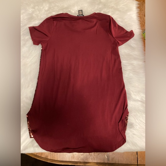 👚(bundle 4 items w/👚for $16) Maroon sequined top - Picture 5 of 7